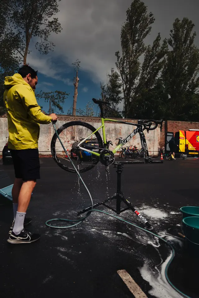 Lavado de una bici de competición en el soporte, tras la etapa