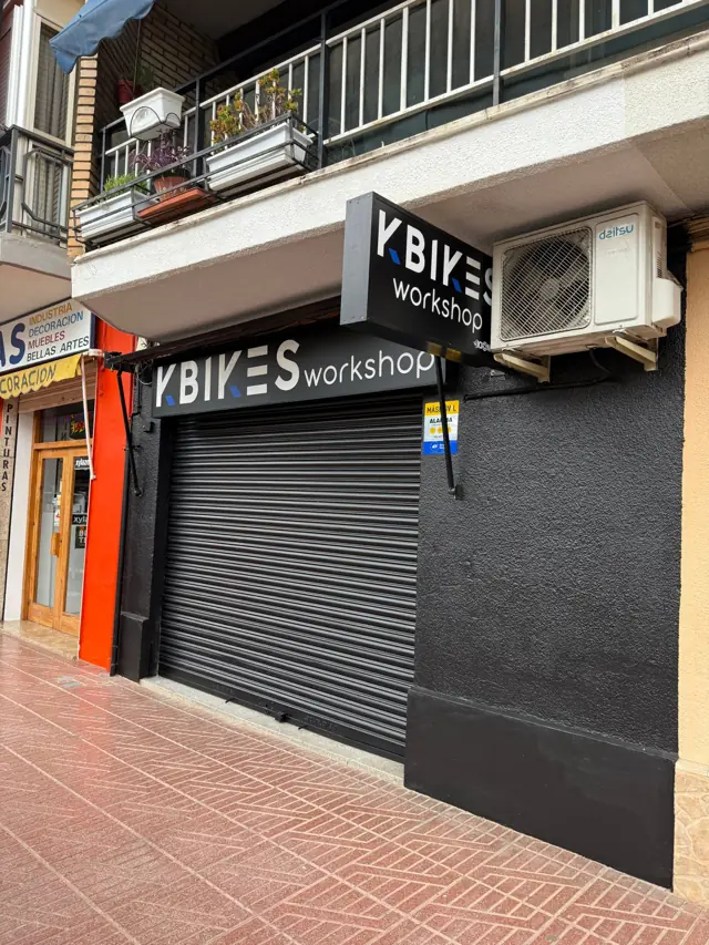 Fachada de KBikes Workshop en la Plaza Diputación de Buñol