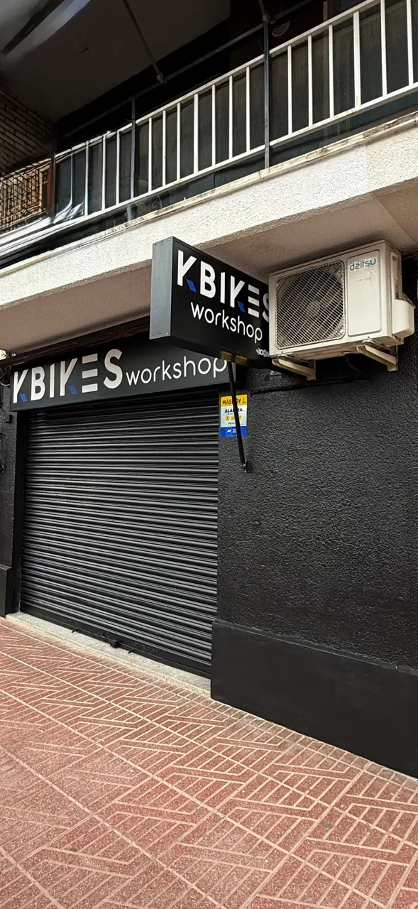 Rótulo de KBikes Workshop en la fachada
