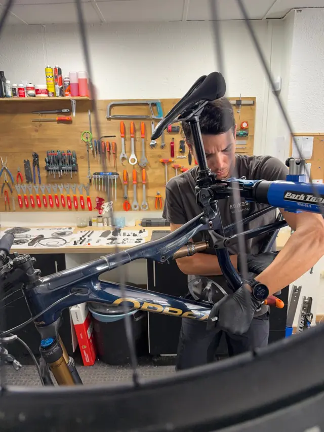 Kike trabajando en una MTB Orbea en el banco de KBikes Workshop