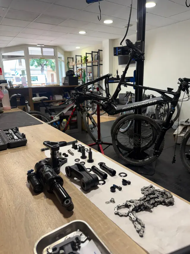 Interior del taller con una e-bike en el soporte